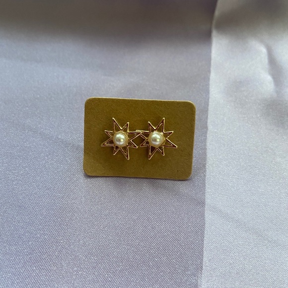 Unique Star Faux Pearl Stud Earrings - Picture 6 of 8